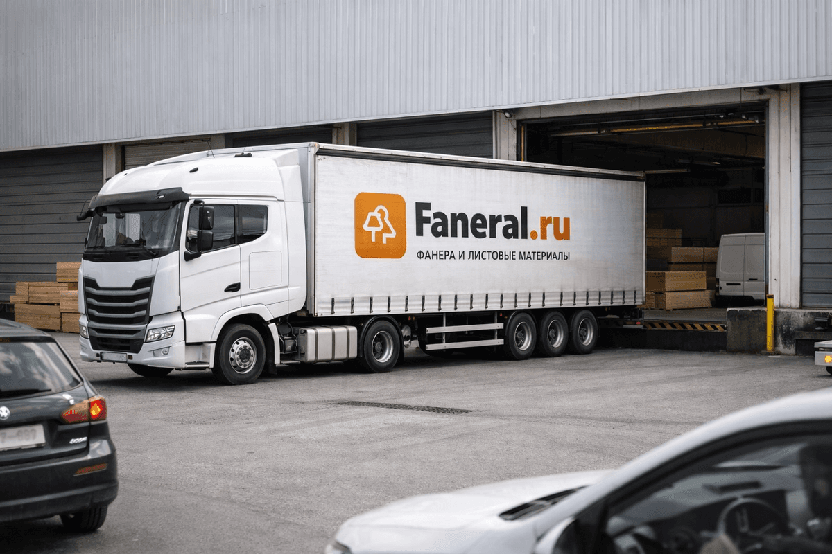 Фура с доставкой фанеры Faneral.ru